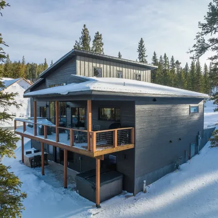 Luxurious cabin with outdoor pool access, paved roads, oversized garage