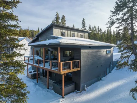 Luxurious cabin with outdoor pool access, paved roads, oversized garage