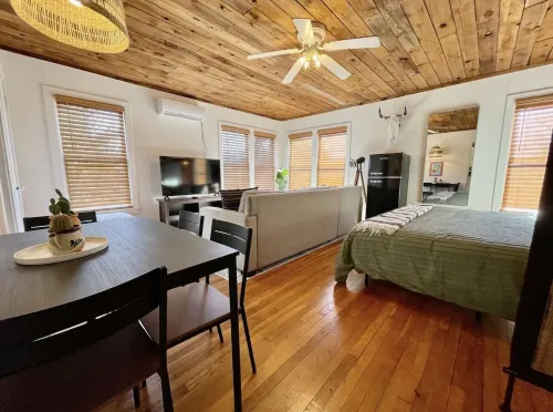 TheStudio@MonticelloPark-CowboyPool+Hottub+KingBed