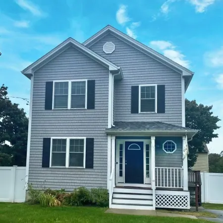 3 Miles to the Beach, 3 Miles to Downtown Newport!