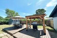 Spacious 5B Home with Private Pool & Grill near Fort Worth, AT&T Stadium Sam's Club附近的飯店