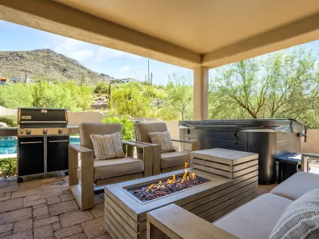 Luxury Sonoran Nights,Walk to Cave Creek, Heated Pool/Hot Tub, Backs Black Mtn Отели в г. Кейв Крик