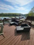 Castle Cliff Cabin - Home on the water- walking distance to Ha Ha Tonka