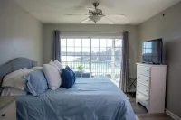 Lakefront Condo  - Pool -  Waterfront View - Rentable Dock