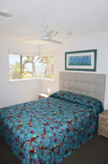 Beachfront and pool views from the balcony _ 5 min walk to the beach. Hotels near Urangan