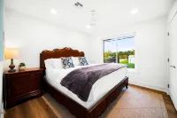 Hot Tub, Fire Pit, Game Room, Block to Main St!