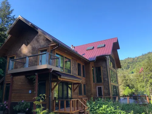 THE ONLY LUXURY RIVER FRONT PROPERTY ON THE ELK RIVER. 10 min to beach & town!