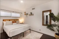 Chic 3BR/2BA Oasis + PacMan & Foosball - Sleeps 8 - Minutes to LAX + Beach +SoFi