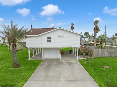 Cozy beach house - 3 minute walk to beach - with everything you need to relax!