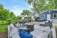 Close to Drake/Downtown - Filled With Amenities, Pet Friendly, Hot Tub, Theater!
