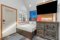 Cozy Tiny-Home with Big Heart! BBQ, 2Beds, Wifi, Pet Friendy!
