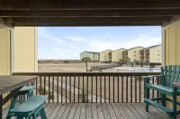 Oceanfront Condo w/Views, Pool + Parking - Wi-Fi