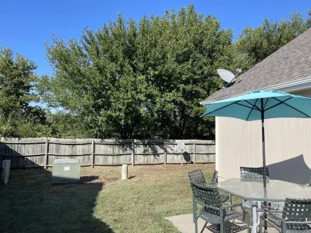 Terrific Townhome w/fenced in yard and patio Отели в г. Уэйкаруса