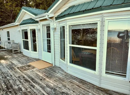 Thorndyke Lodge Beachfront Escape w/ BBQ and firepit