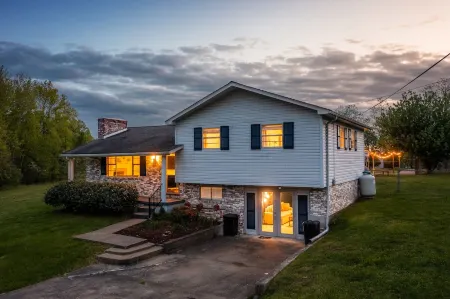 Blackberry Grove 2.0acre+BBQ+FirePit+CornHole+Pets+NewRiverGorge National Park