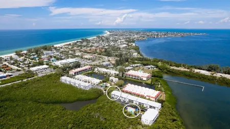 Beautiful, Great location, Walk to everything,  2Bdrm 2Bdrm,  Private,