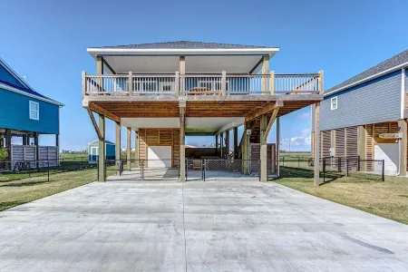 Blue Lobster Lodge for 8 | Near Beach, Central Отели рядом с достопримечательностью «Crystal Beach Spot»