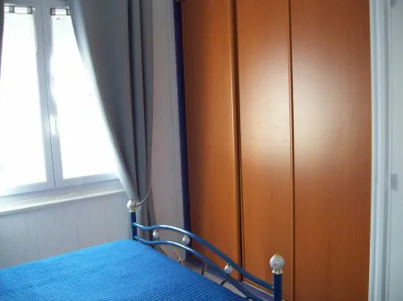 Apartment facing sea and beach, sleeps 4, WIFI. 3-star rating