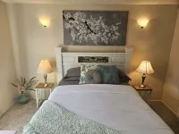 Cozy condo, walking distance to trails, shops, restaurants, fitness center.