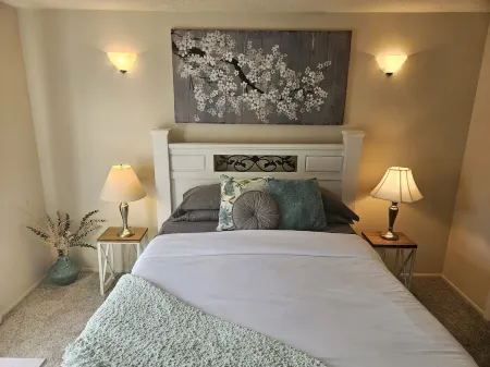 Cozy condo, walking distance to trails, shops, restaurants, fitness center.