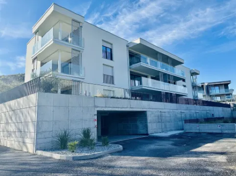 Lake and mountain view house - with private garage