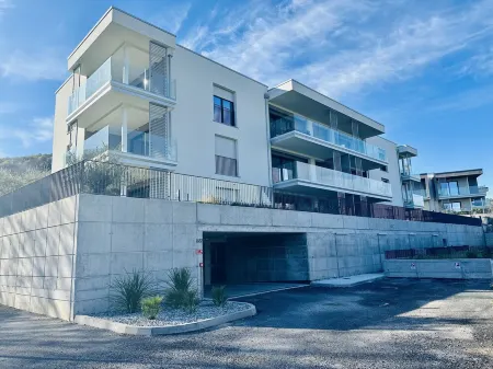 Lake and mountain view house - with private garage