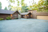 Secluded cabin on 20 beautiful, wooded acres. Hot tub, 3 fireplaces, pool table. Hotels near Nocturnal Wonderland