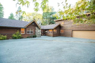 Secluded cabin on 20 beautiful, wooded acres. Hot tub, 3 fireplaces, pool table. Hotels near The Way World Outreach