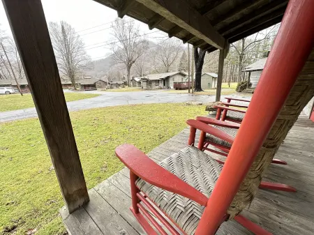 Cabin 10 - Cozy ski retreat in Cabin 10 at Pioneer Village, Maggie Valley NC