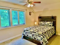 Scenic View Lodge- w/ Hot Tub & Pool Hotels in Allamakee County