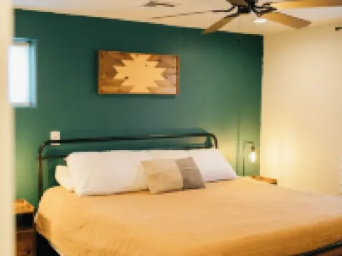 Pet & Family Friendly 3 Bedroom Home in Heart of Thatcher 撒切酒店