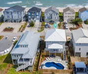 OCEANVIEW - WALK TO TOWN TO AVOID THE TRAFFIC, HOT TUB & HEATED POOL