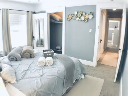 CAL King Bed/Sleeps 4/Furnished Private APT/In-Unit Washer Dryer/Smart 55" HDTV