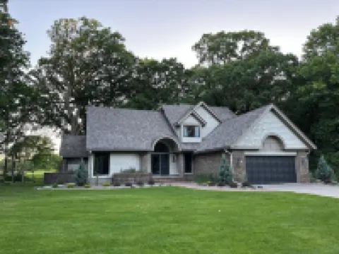 Beautiful Fully Remodeled House Located on Hazeltine National Golf Club. チャスカのホテル