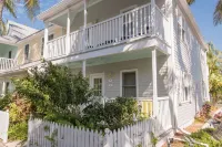 Craig & Cindy Key West Truman Annex Shipyard Condo with balcony at Mile Marker 0 - สระว่ายน้ำส่วนตัว