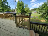Cozy 2-bedroom cottage with WiFi and AC in pleasant Pigeon Forge - On the River!