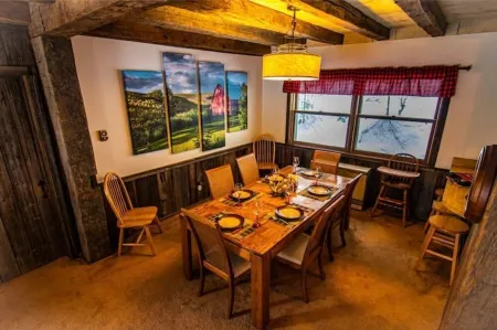 Forest Lane - Roomy Mt Snow 5 Bedroom Home with Hot Tub! Отели в г. West Dover