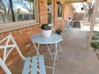 Close to everything in LBK, 3 Bedroom + Den, 2 Full Bath, Garage, Backyard H-E-B附近的飯店
