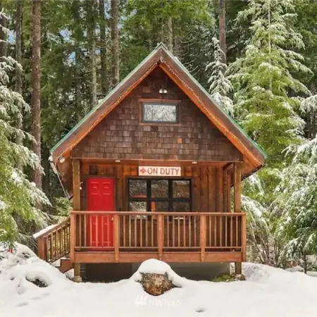 SkyCamp: Exclusive Stevens Pass Retreat w/ 5 Cabins, Spas & Sauna