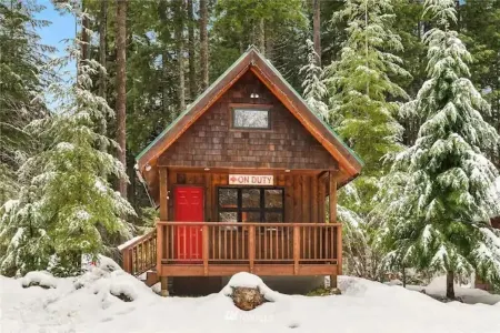 SkyCamp: Exclusive Stevens Pass Retreat w/ 5 Cabins, Spas & Sauna