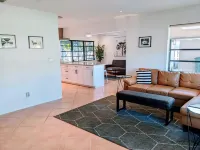 Modern Beach House, Private Screened-in Pool, close to Beach & Restaurants