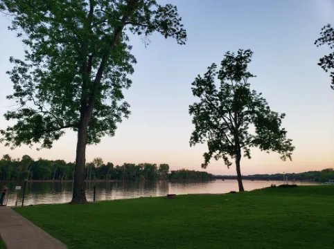 Osage River Get-Away, kayaks included! Relaxing with a beautiful view