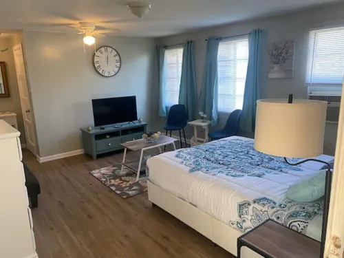 Historic Renovated Studio Apt w kitchen 2ndFl