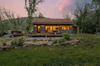 Cozy relaxing cabin with Canyon Views w Patio, Hot Tub, Wifi, AC & Fireplace Hotel dekat Iron Mountain Hot Springs