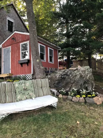 Pet Friendly Waterfront Farmhouse- Pvt Ofc, Views, Kayaks, Game Room &  Playset Отели в г. Кале