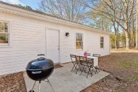 Modern 3 King Beds + Rocking Chair Front Porch & Back Patio. Near Downtown!