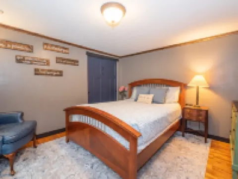 Cute Log Cabin! Boyne Mountain! Hot Tub! Walloon Lake! Fireplace! Beach! Hotels in Melrose Township