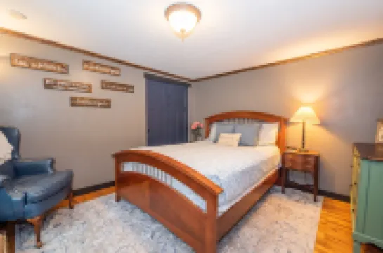 Cute Log Cabin! Boyne Mountain! Hot Tub! Walloon Lake! Waterpark!