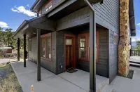 Mountain Home- Spectacular Views of Long's Peak- 10 minutes to town-3 full bath