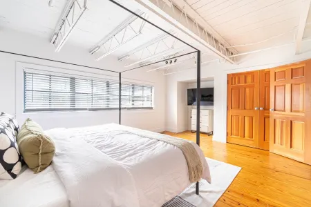 Mainstay In Fay on Dickson St. Отели рядом с достопримечательностью «Арканзас Эр энд Милитари Музеум»